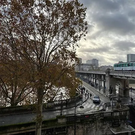Sur Les Quais